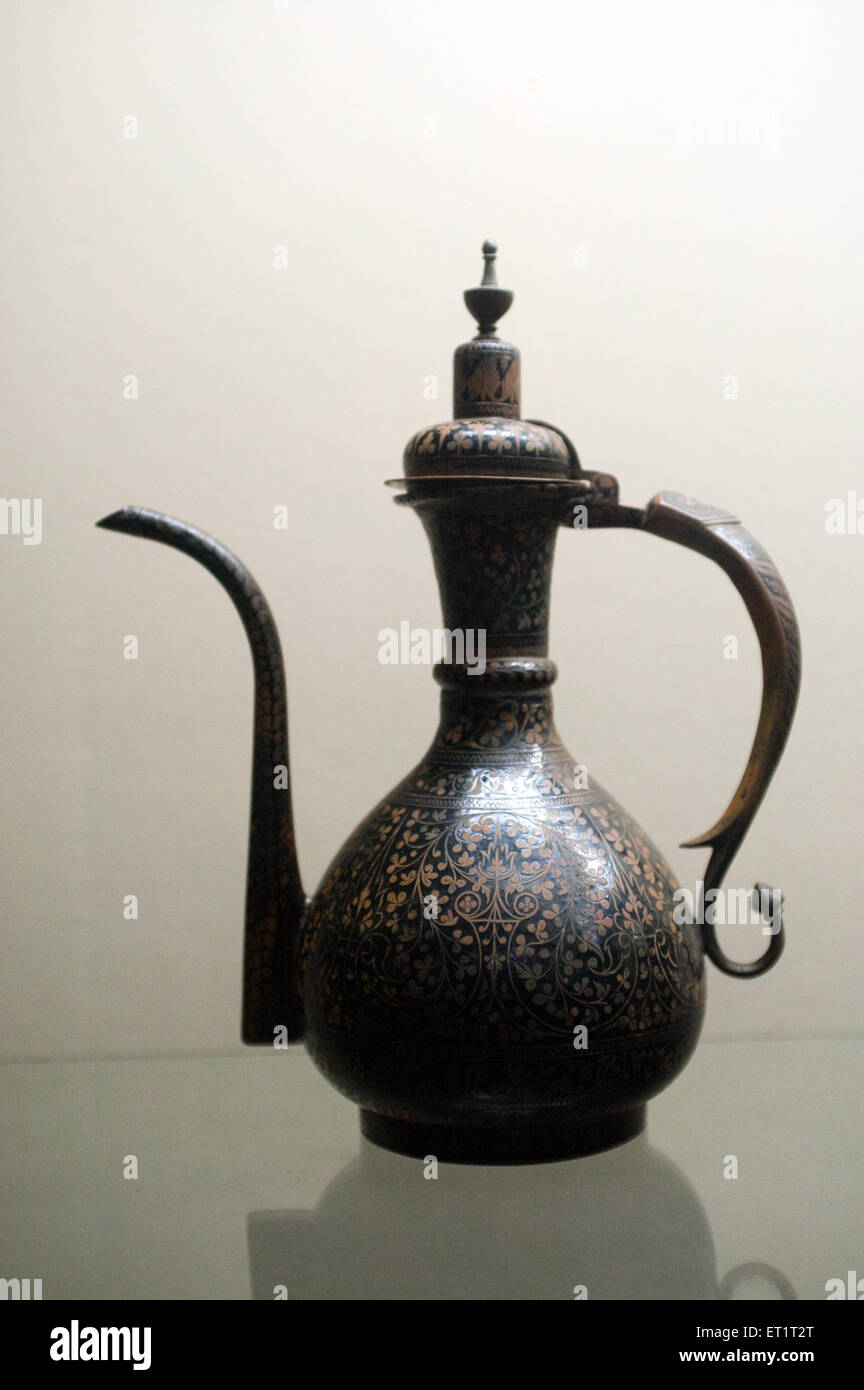 Caraffa antica, caraffa d'acqua antica, caraffa vecchia, caraffa d'acqua vecchia, Museo Baroda, Vadodara, Gujarat, India, Asia Foto Stock