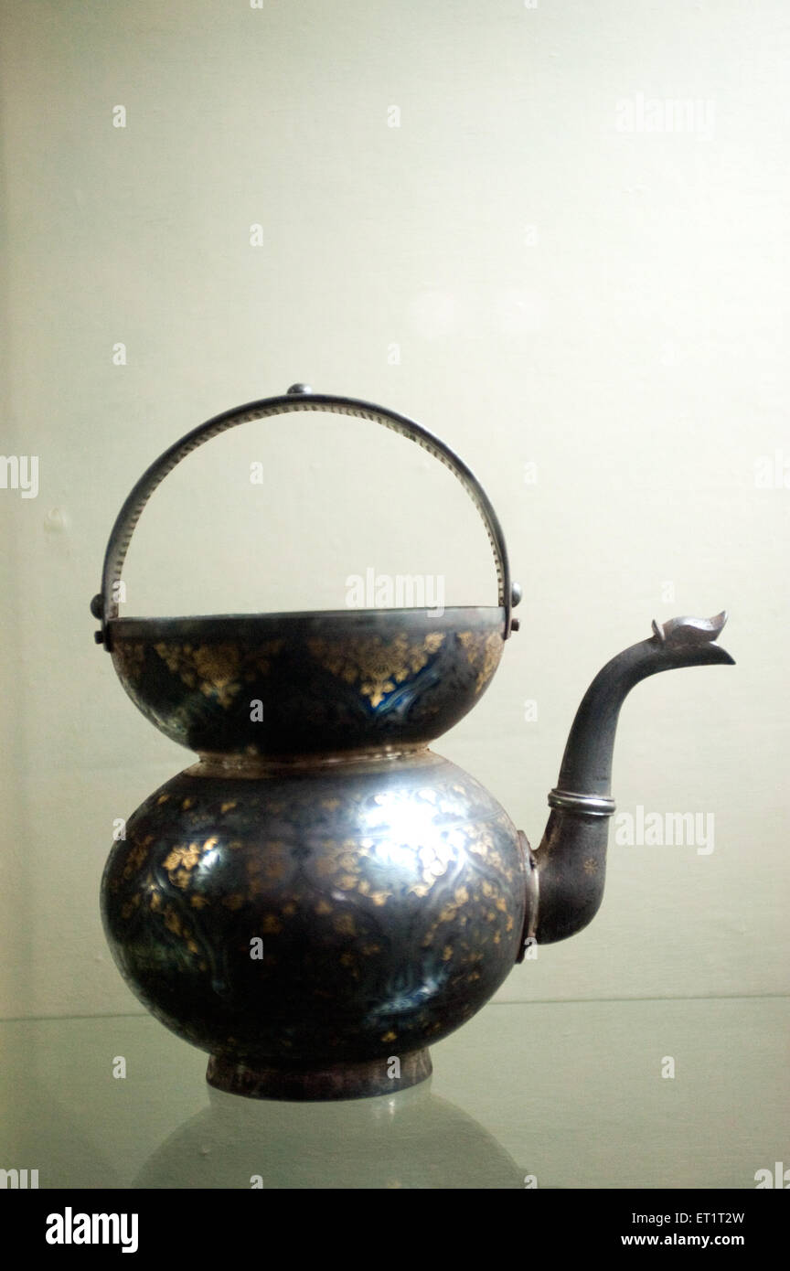 Caraffa antica, caraffa d'acqua antica, caraffa vecchia, caraffa d'acqua vecchia, Museo Baroda, Vadodara, Gujarat, India, Asia Foto Stock