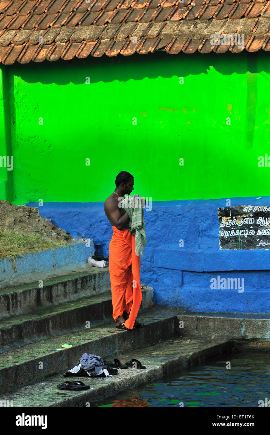 Uomo di balneazione in serbatoio acqua a suchindram Tamil Nadu india asia Foto Stock