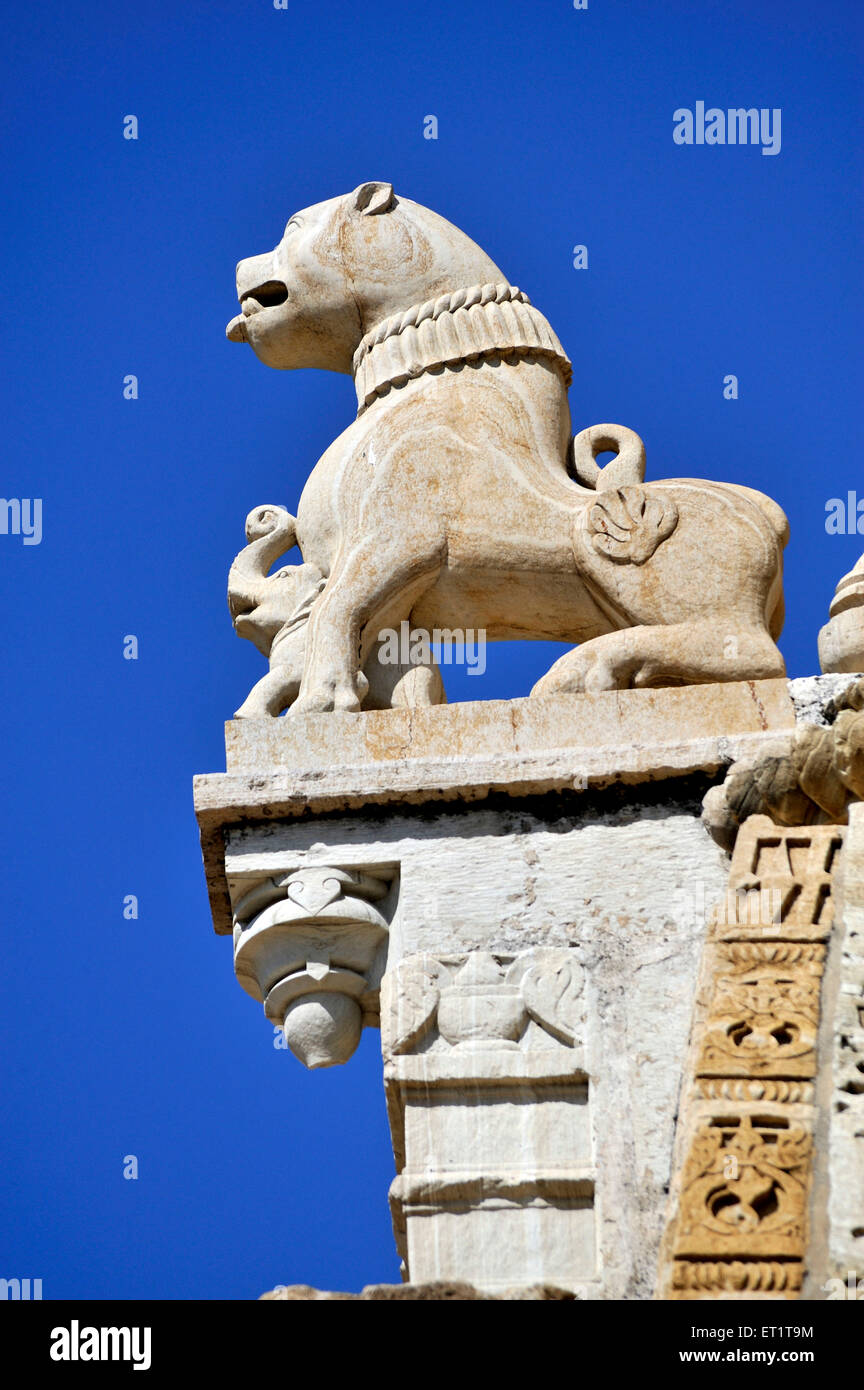 Statua di Lion su shwetambar Jain Temple sat bis deori in chittorgarh rajasthan india asia Foto Stock
