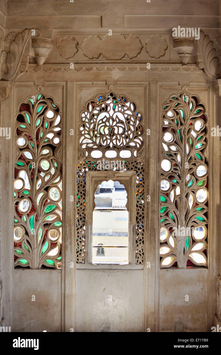 Finestra decorativo in City Palace di Udaipur, Rajasthan, India, Asia Foto Stock