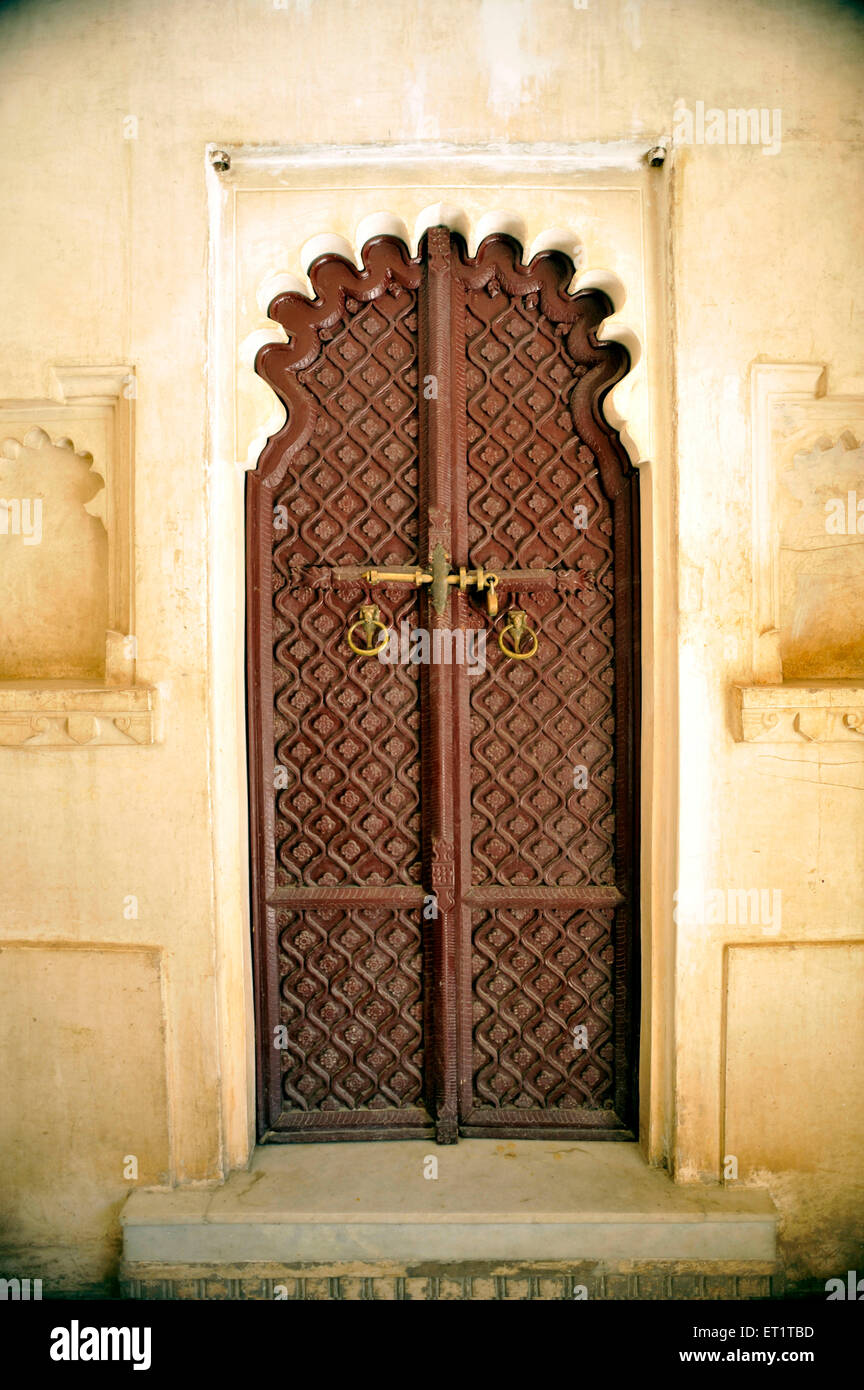 Decorazioni in legno porta in città palace udaipur rajasthan india asia Foto Stock