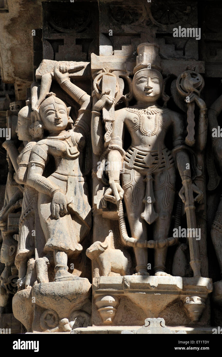 Donna e divinità danzanti, Tempio Jagdish, templi Vishnu, Udaipur, Rajasthan, India, Asia Foto Stock
