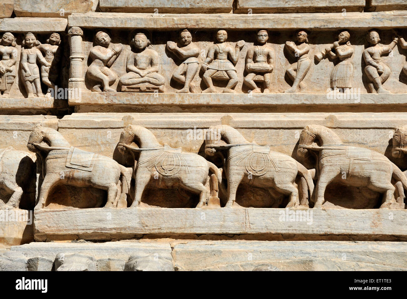 Personaggi e cavalli danzanti, Tempio di Jagdish, templi di Vishnu, Udaipur, Rajasthan, India, Asia Foto Stock