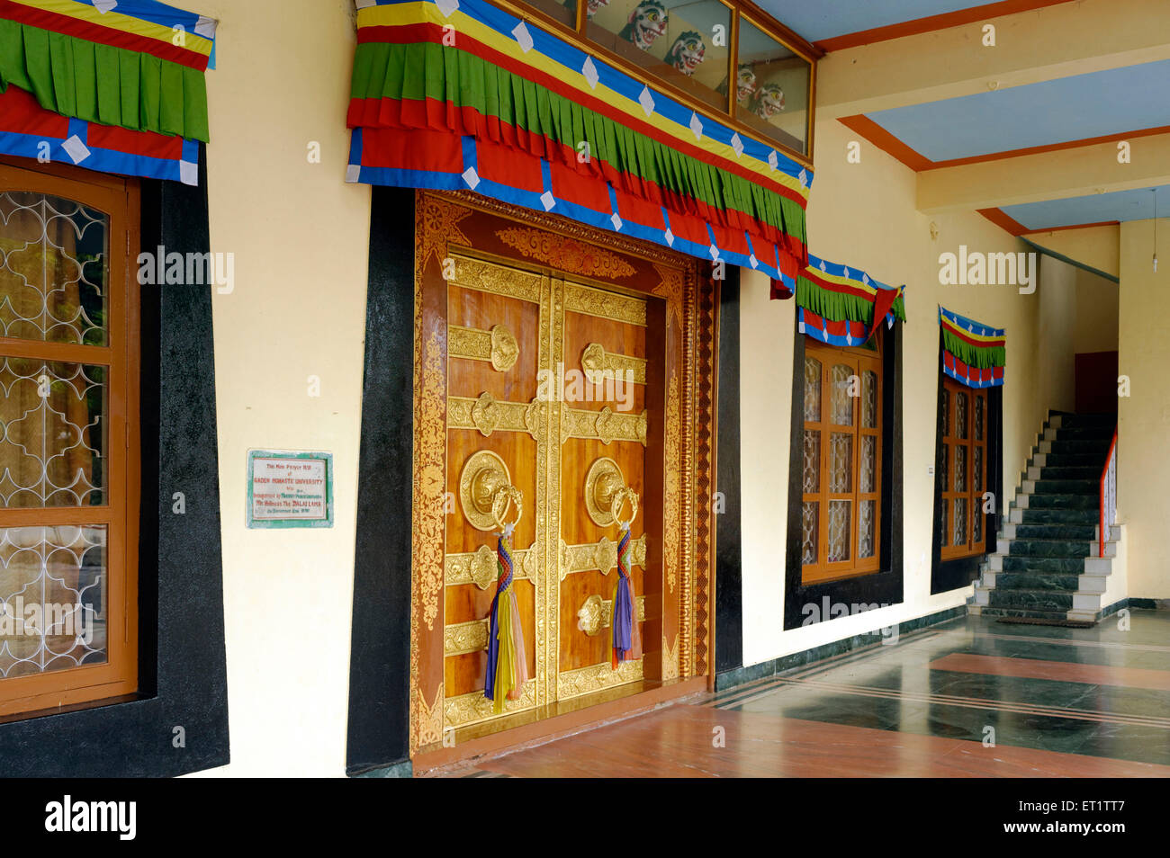 Decorate porta in legno Shar Gaden monastero in Mundgod in Karnataka India Foto Stock