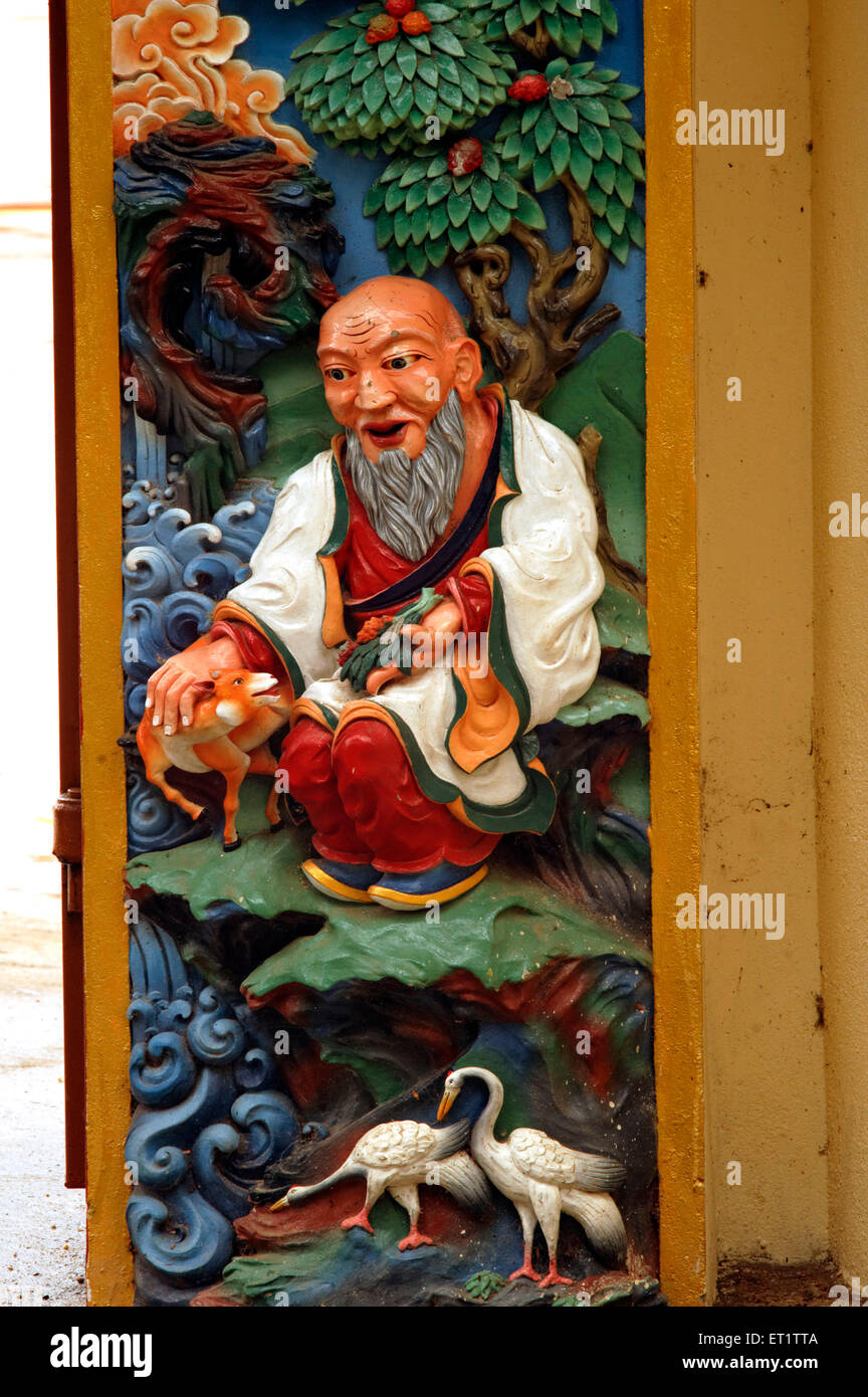 Bassorilievo di Vecchio Uomo tibetano Shar Gaden monastero in Mundgod in Karnataka India Asia Foto Stock