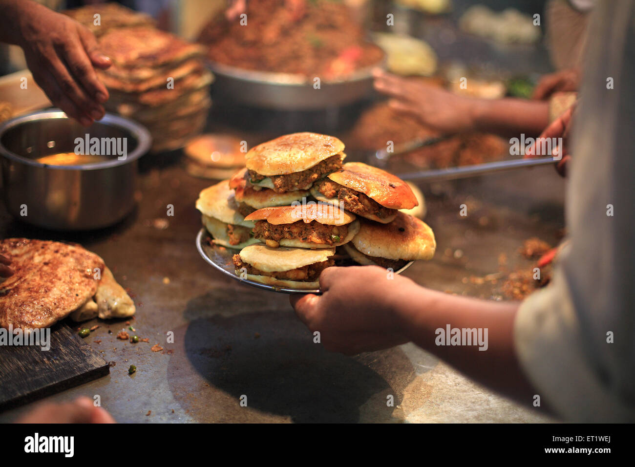 Kheema Pav in strada street restaurant durante Ramzan Mohammed Aii road Bombay Mumbai India Maharashtra Foto Stock