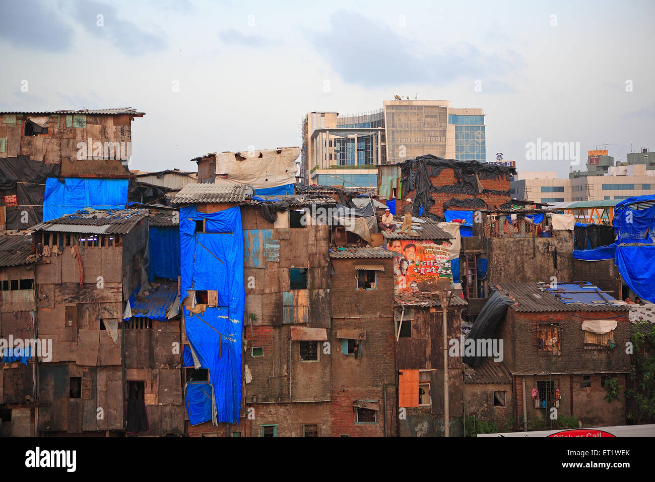 Baraccopoli ed edifici moderni a Behrampada ; Bandra ; Bombay ; Mumbai ; Maharashtra ; India Foto Stock