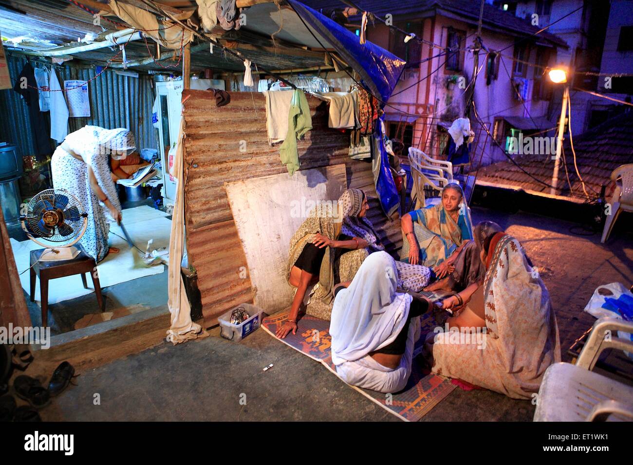 Persone in lutto e parenti raccogliere casa di Harish Gohil uccisi in un attacco Nariman House esplosioni di bombe su 26 Novembre 2008 Mumbai Foto Stock