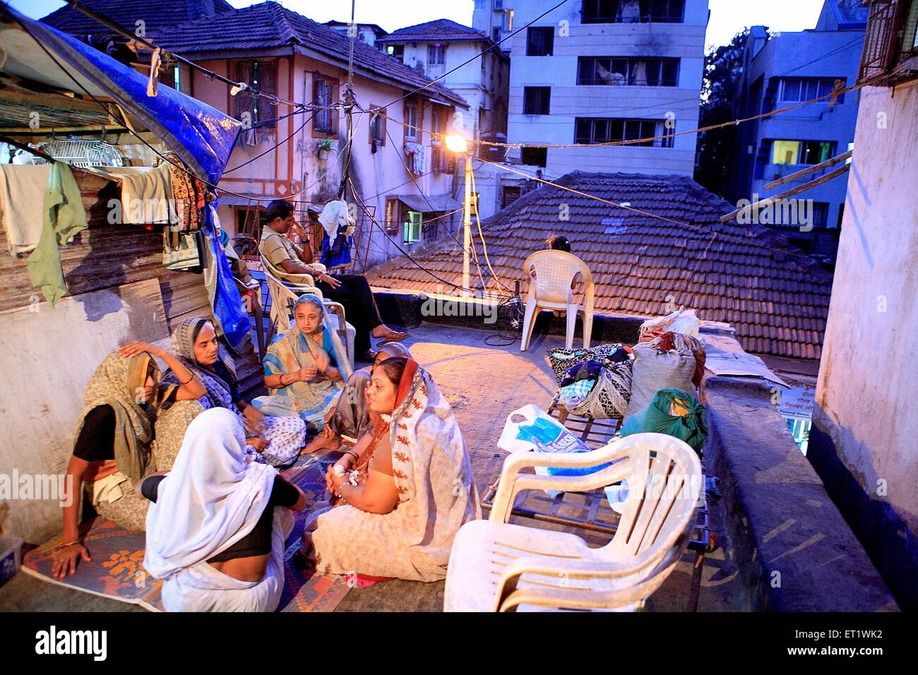 Persone in lutto parenti si radunano in casa di Harish Gohil uccisi in un attacco Nariman House esplosioni di bombe su 26 Novembre 2008 Mumbai Foto Stock