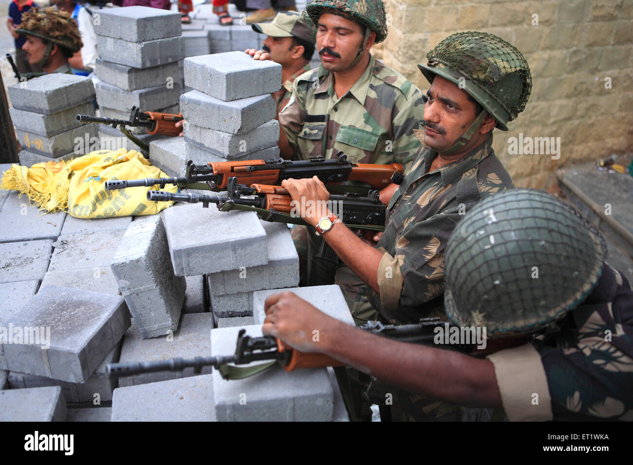 I soldati di guardia durante attacchi di Deccan Mujahideen il 26 novembre 2008 in Mumbai Bombay ; Maharashtra ; India n. MR Foto Stock