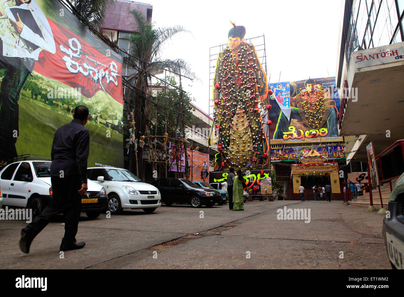 Enormi manifesti di cinema a Bangalore in India - sub 179571 Foto Stock