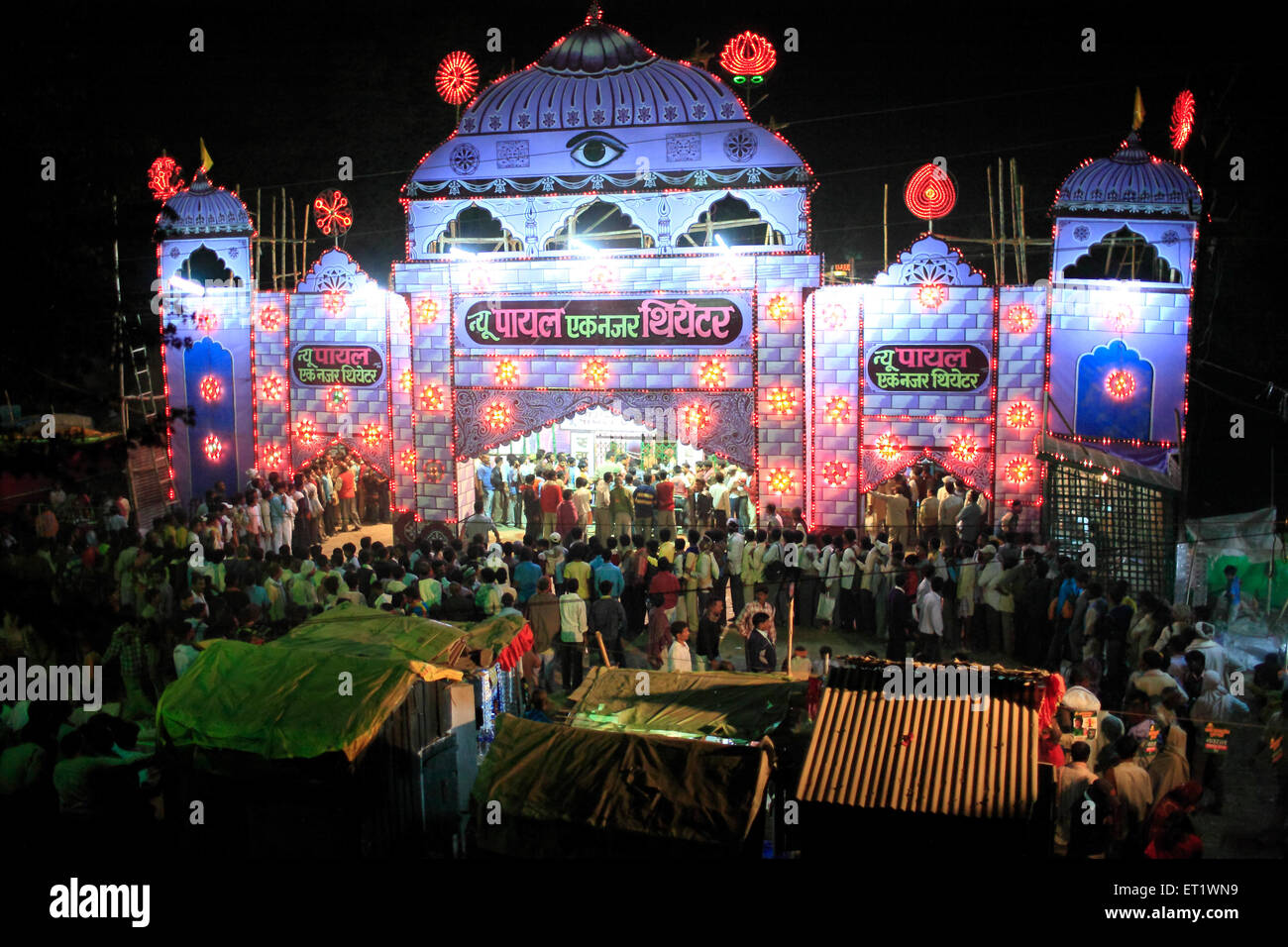 Le persone al di fuori del teatro di acquistare i biglietti Patna nel Bihar India Asia Foto Stock