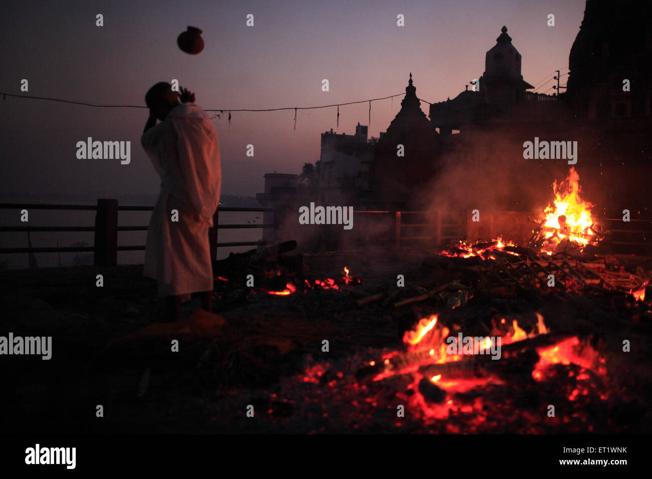 Cremazione bruciare pires funerali Manikarnika Ghat Varanasi Uttar Pradesh India Asia Foto Stock