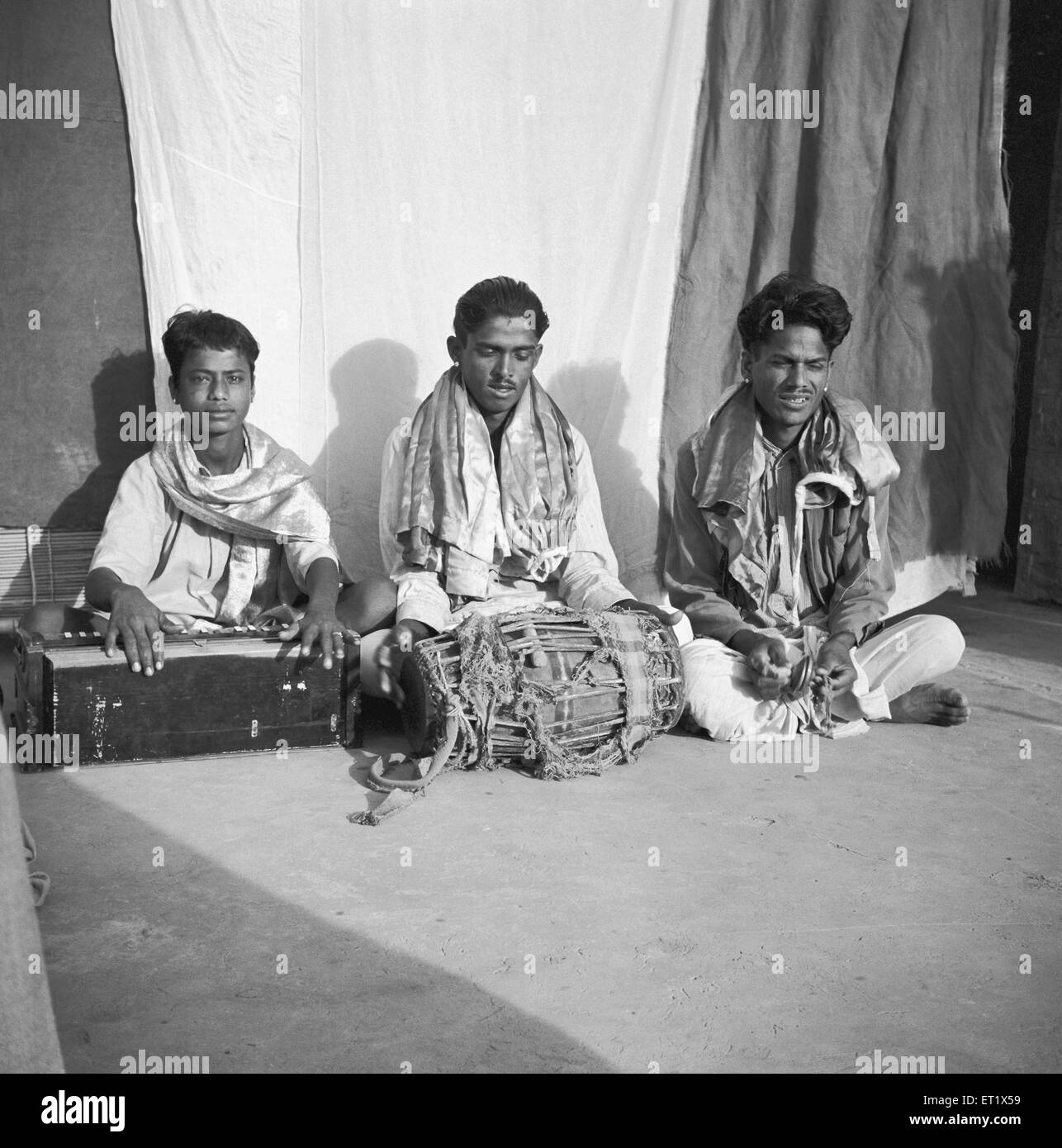 Cantori popolari che narrano la storia di burattini marionette shadow giocare ; Hallare village ; distretto di Mysore ; Karnataka ; India Foto Stock