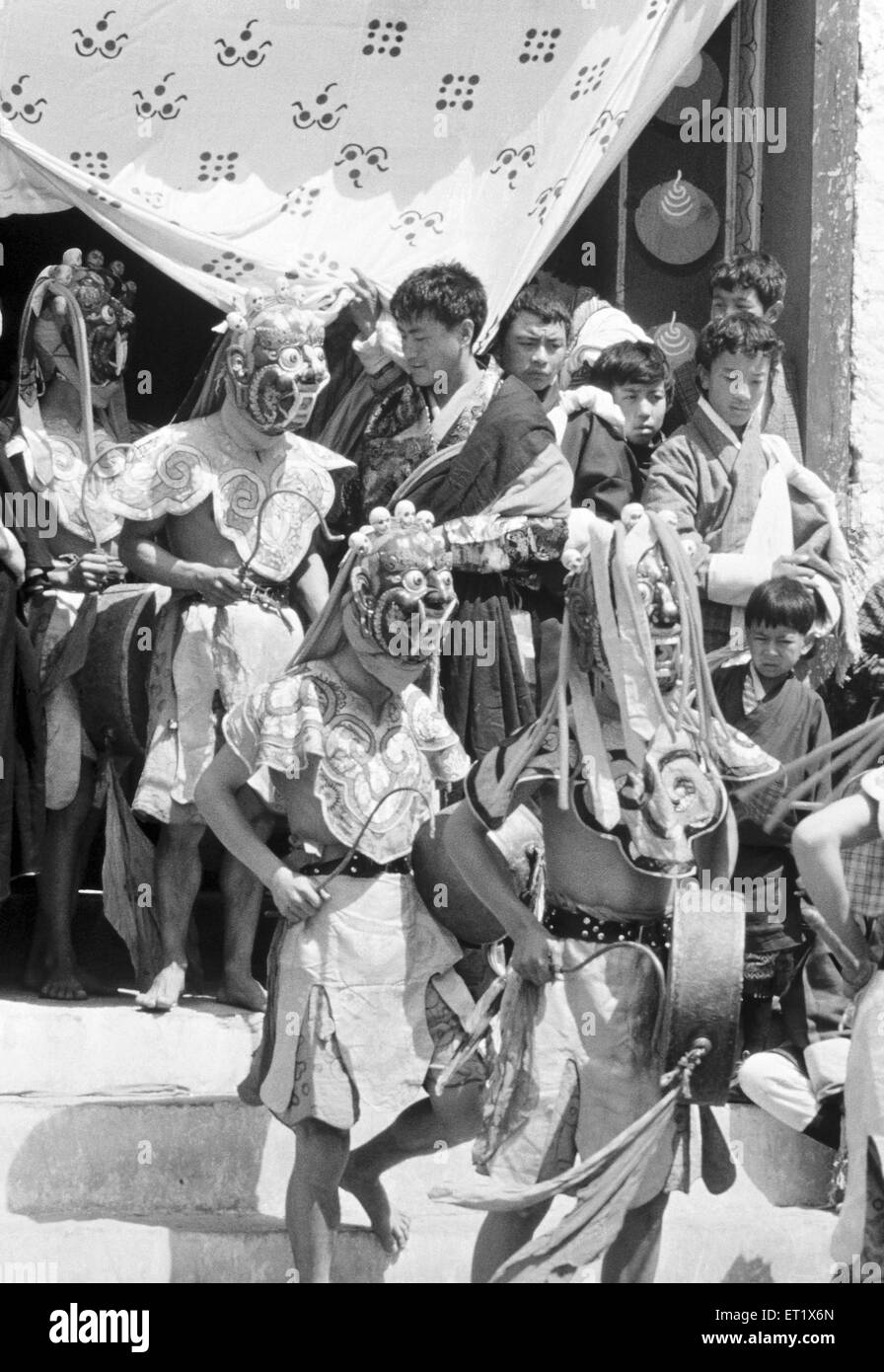 Foto di ballerini e percussionisti al Tchechu festival di Paro ; Bhutan Foto Stock