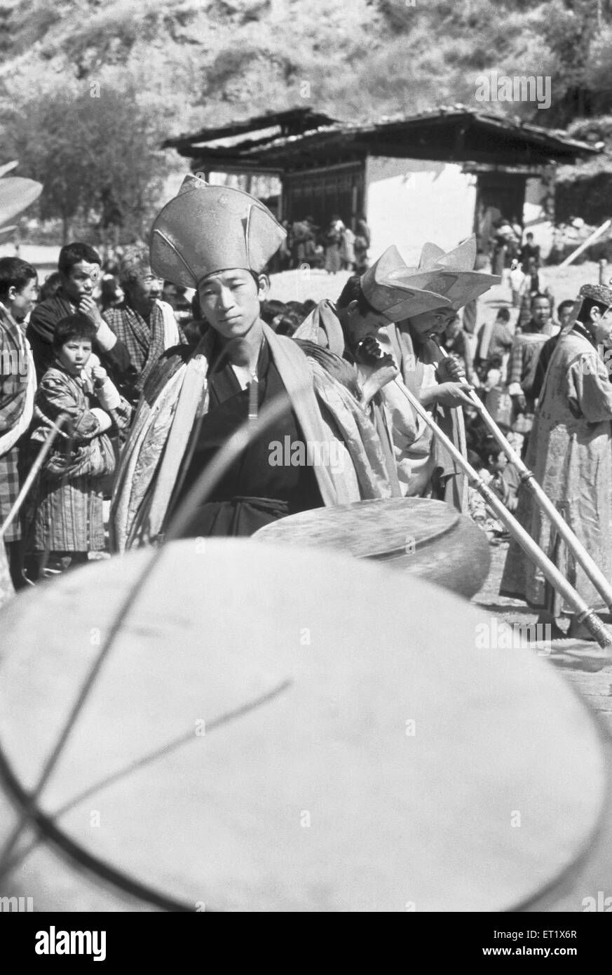 Foto di ballerini e percussionisti al Tchechu festival di Paro ; Bhutan Foto Stock