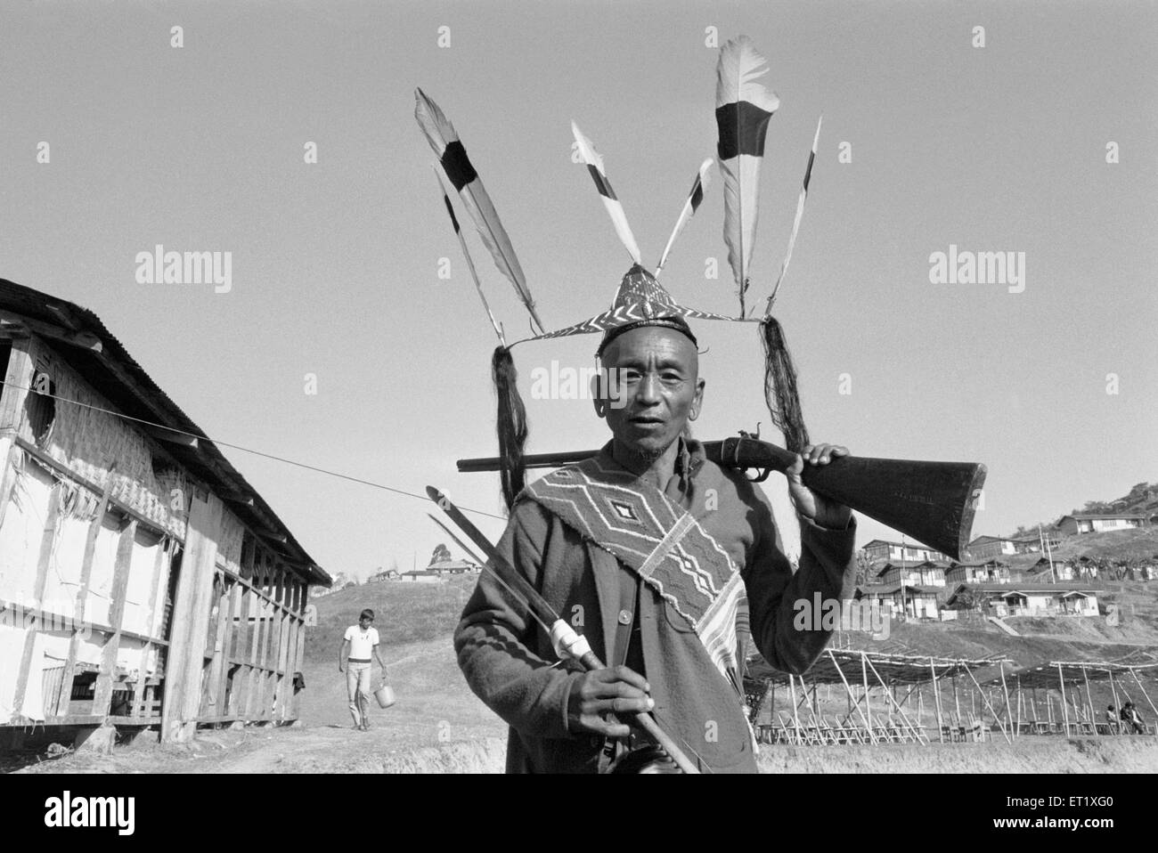 Headman della tribù Wancho nel quartiere Tirap ; Wanchos cacciatori di testa ; Arunachal Pradesh ; India 1982 n. MR Foto Stock