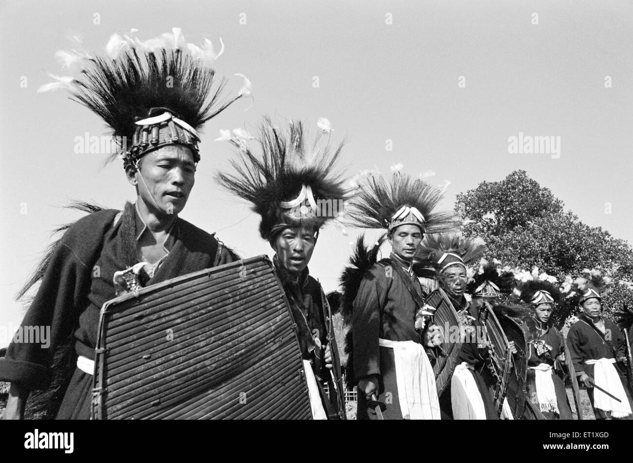 Wancho danza di guerra nel distretto di Lohit ; Arunachal Pradesh ; India 1982 Foto Stock