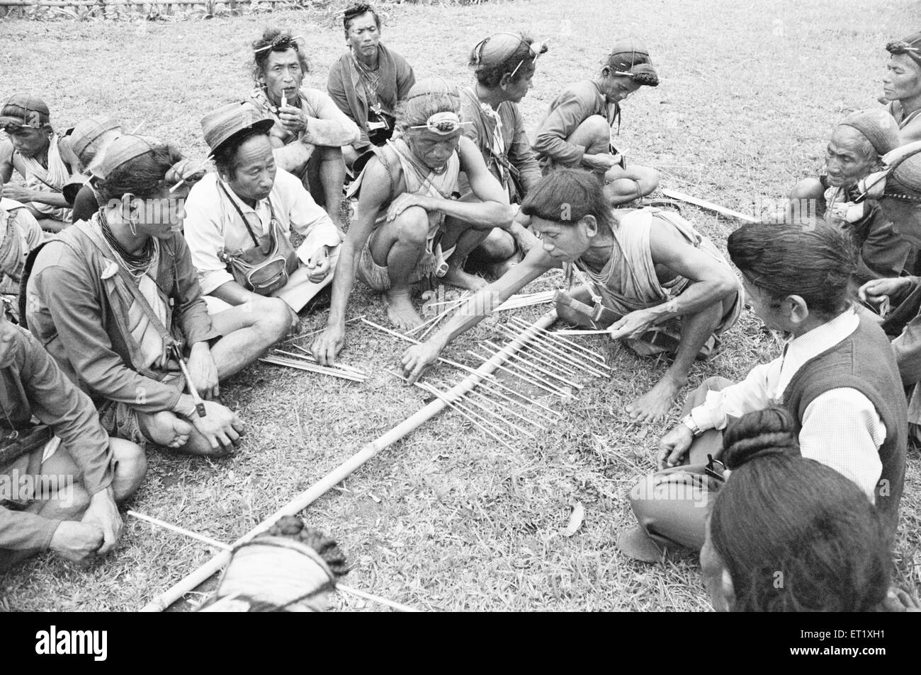 Contesa di villaggio di due gruppi di bagni tribù di Kameng si stabilì in presenza del capo del villaggio ; Arunachal Pradesh ; India ; Asia ; vecchio 1900 vintage Foto Stock