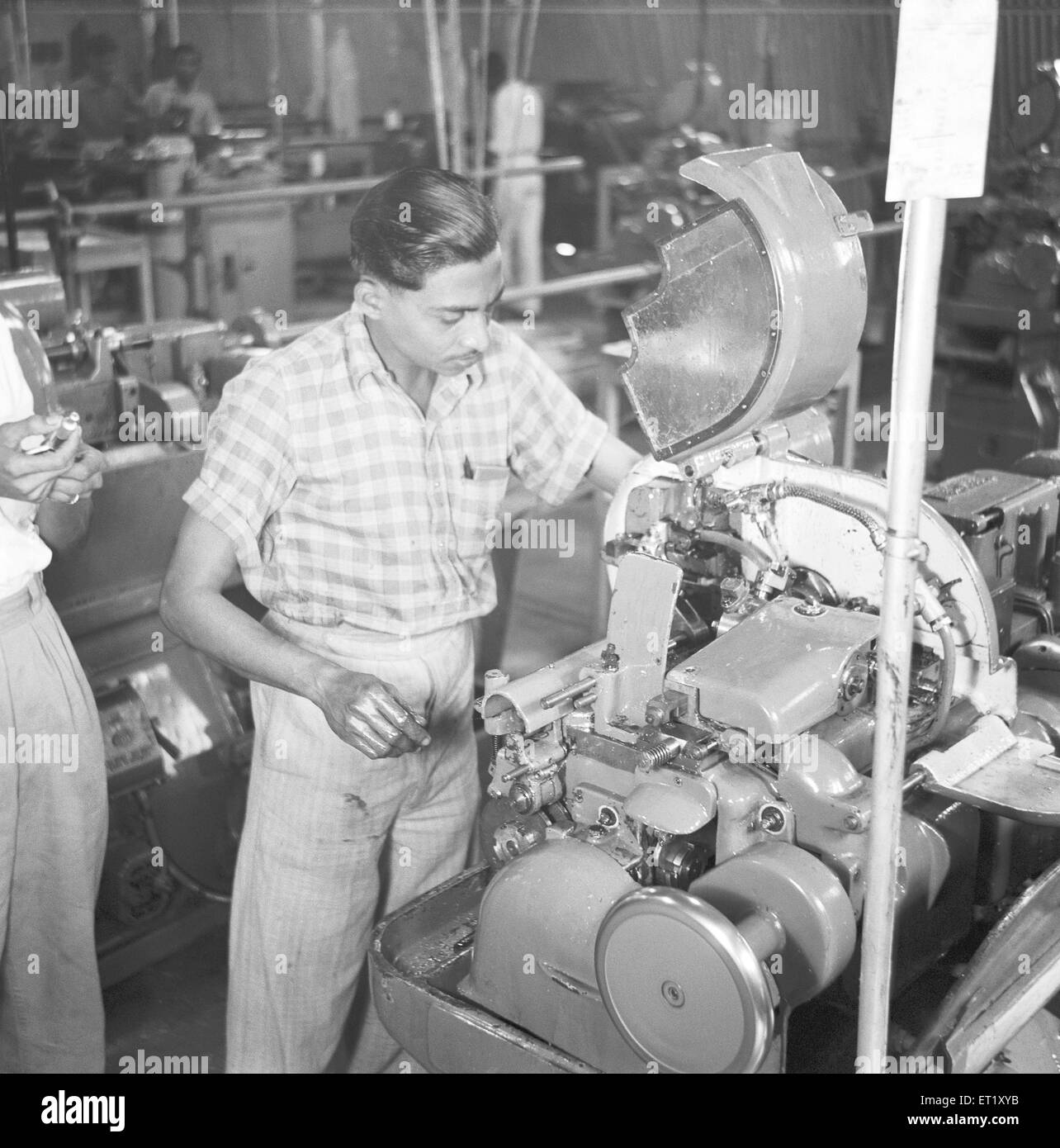 Lavoratori della linea di assemblaggio ; fabbrica di telefonia ; fabbricazione di strumenti telefonici a Bangalore ; Karnataka ; India ; Asia ; vecchia annata del 1900 Foto Stock