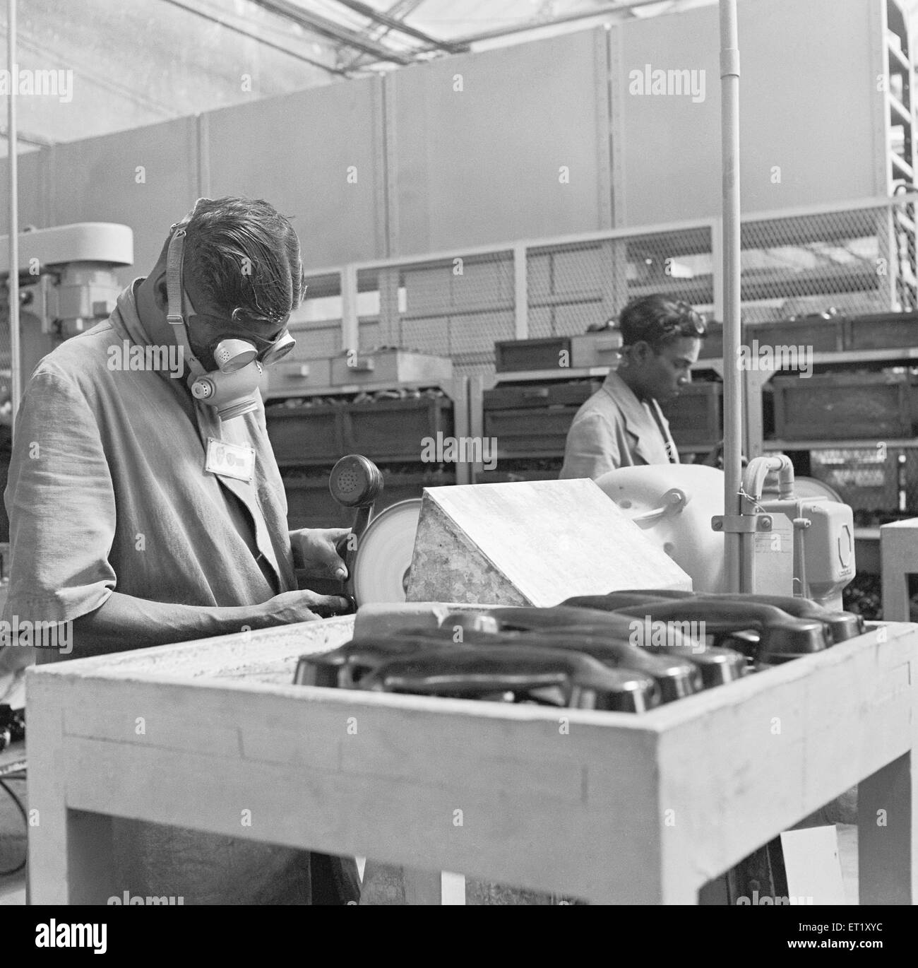 Lavoratori della linea di assemblaggio ; fabbrica di telefonia ; fabbricazione di strumenti telefonici a Bangalore ; Karnataka ; India ; Asia ; vecchia annata del 1900 Foto Stock