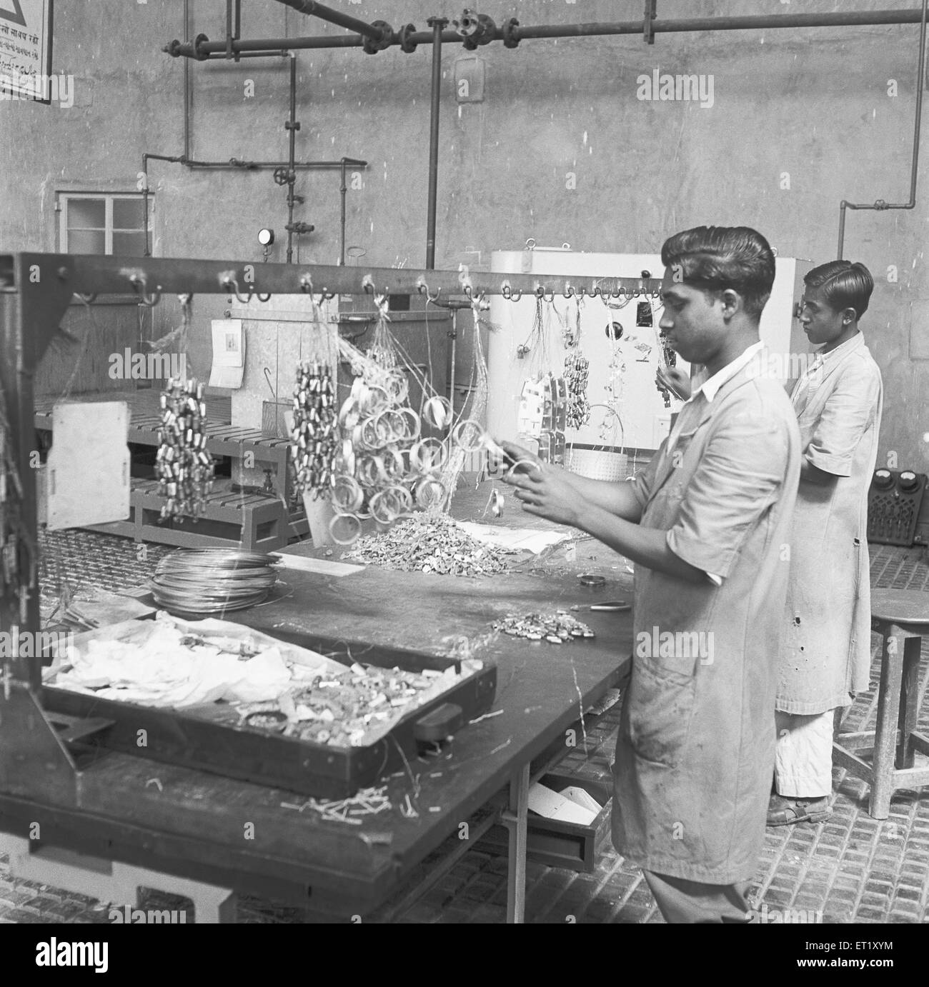 Lavoratori della linea di assemblaggio ; fabbrica di telefonia ; fabbricazione di strumenti telefonici a Bangalore ; Karnataka ; India ; Asia ; vecchia annata del 1900 Foto Stock