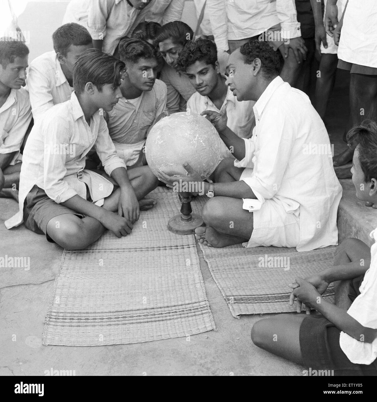 Classe di geografia ; VIDYAPITH sta addestrando i giovani rurali per la vita progressiva ; città di Nanjangud vicino Mysore ; Karnataka ; India ; Asia ; vecchia annata del 1900 Foto Stock