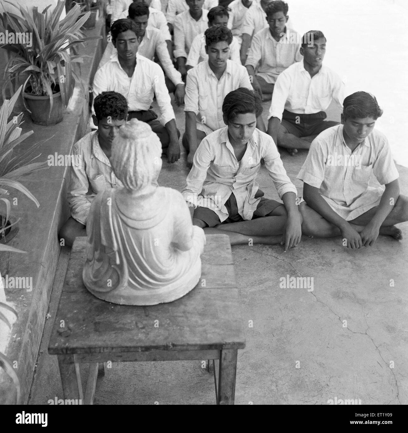 Alunni in classe ; VIDYAPITH sta addestrando i giovani rurali per la vita progressiva ; città di Nanjangud Mysore ; Karnataka ; India ; Asia ; vecchia annata del 1900 Foto Stock