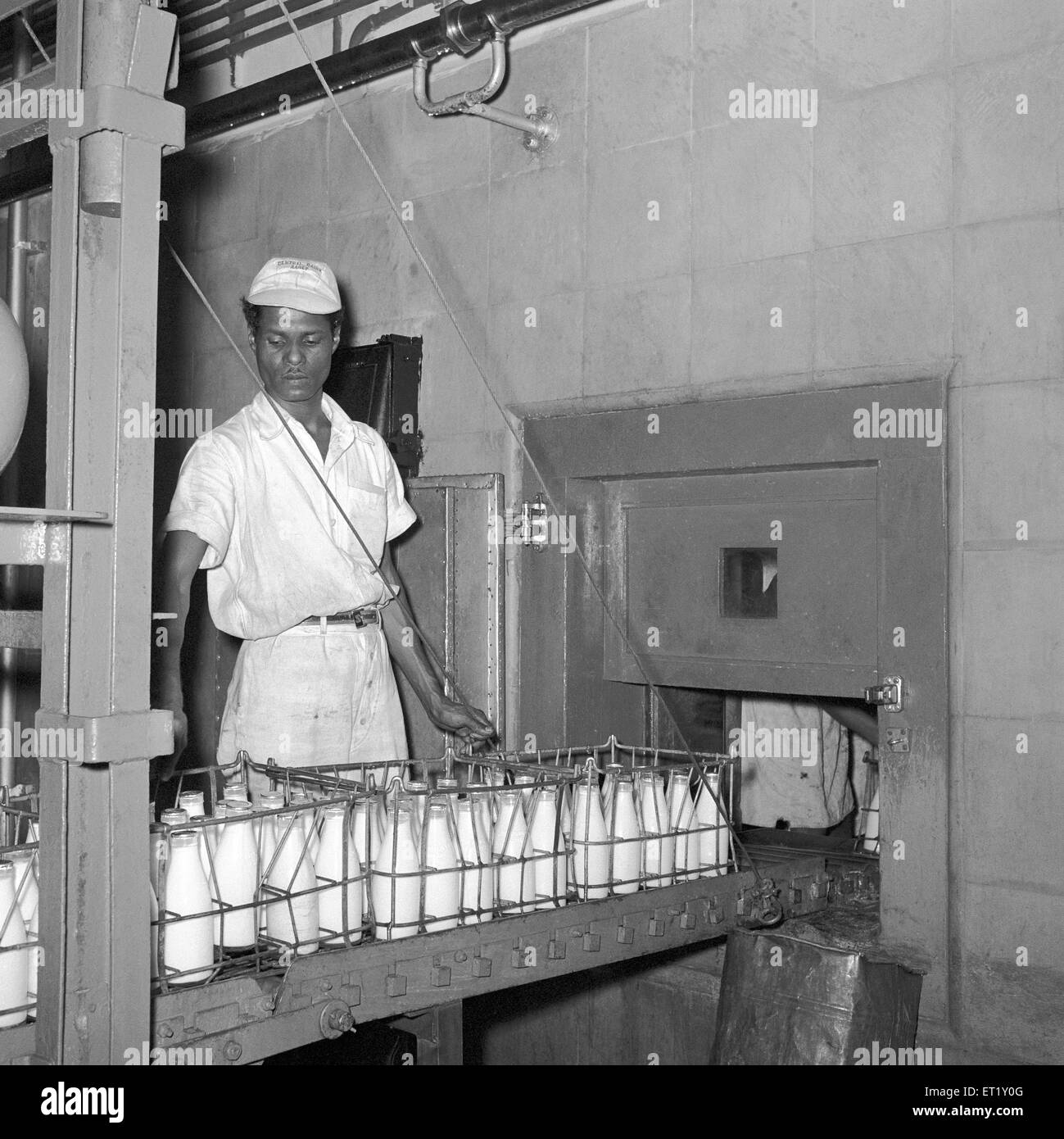 Bottiglie di latte pronte per la spedizione ; pianta di latte ; Aarey ; Bombay ora Mumbai ; Maharashtra ; India ; Asia ; vecchia annata del 1900 Foto Stock