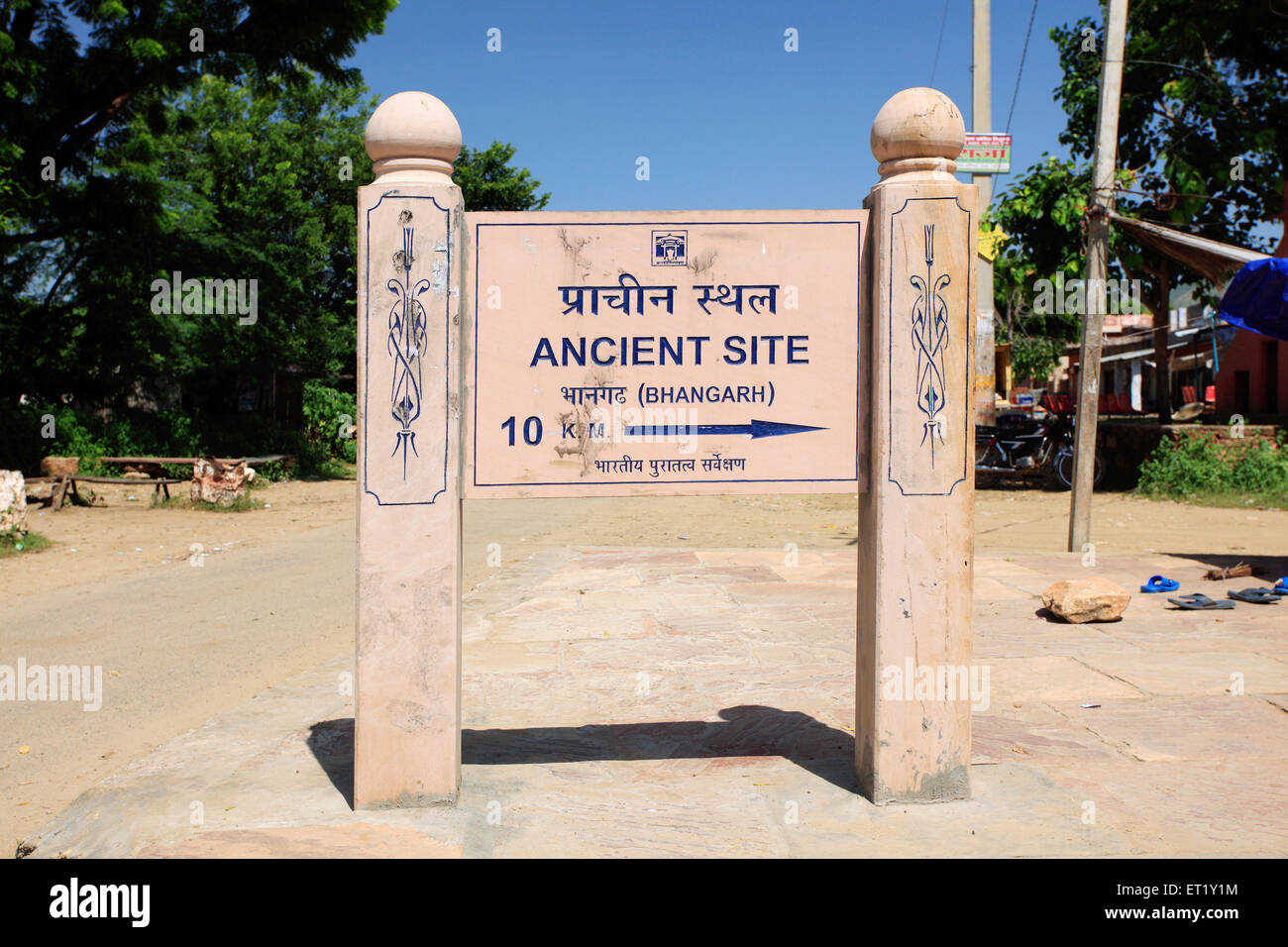 Antico cartello del sito di Bhangarh ; Rajasthan ; India ; Asia Foto Stock