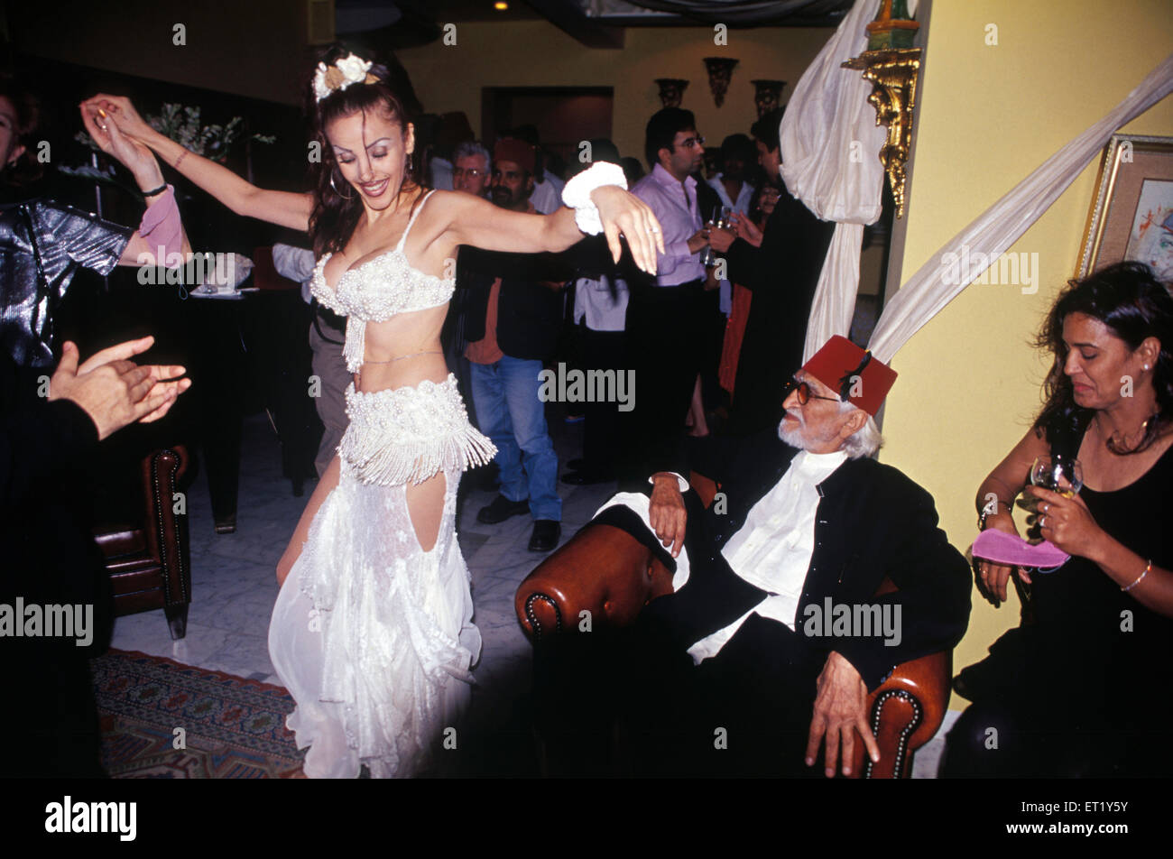 M F Hussain godere di mosse di danza del ventre alla festa di compleanno India Asia Foto Stock