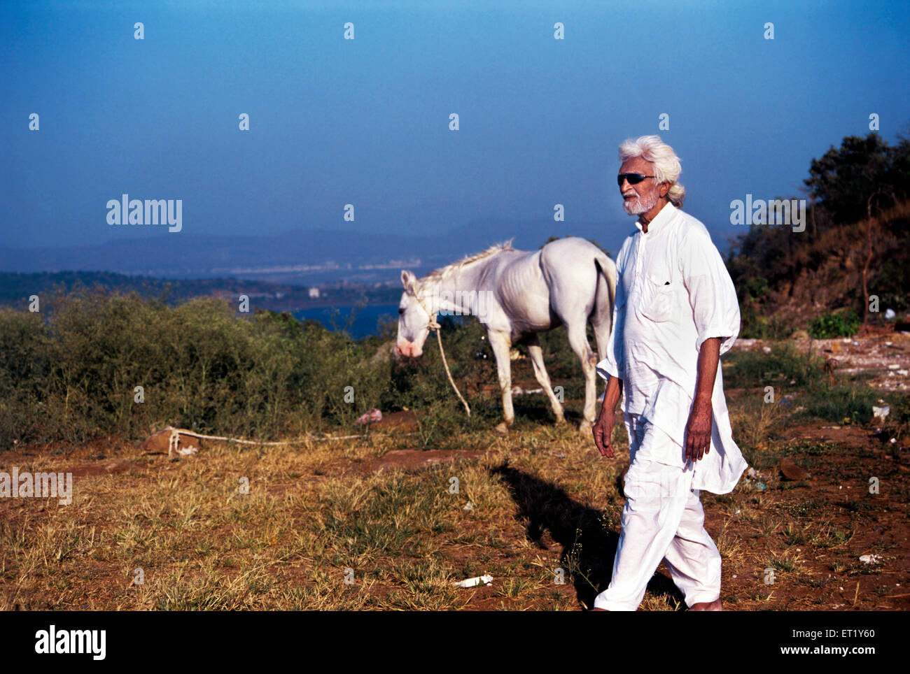 M F Husain passeggiando a piedi nudi sul set del film autobiografico pandharpur ka ladka India Asia Foto Stock