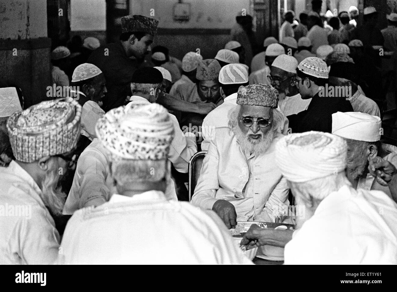 M F Hussain godendo di eid il pranzo con gli amici di badar bagh mumbai Maharashtra India Asia Foto Stock