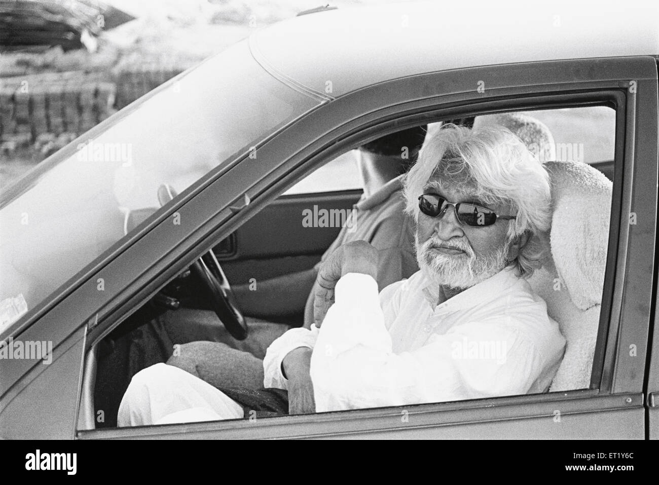 M F Hussain in auto al di fuori del tempo di costruzione in India Mumbai Maharashtra India Asia Foto Stock
