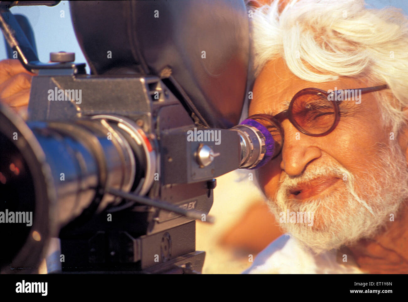 M F Hussain dietro la telecamera durante le riprese del film da ragazzo pandharpur India Asia Foto Stock