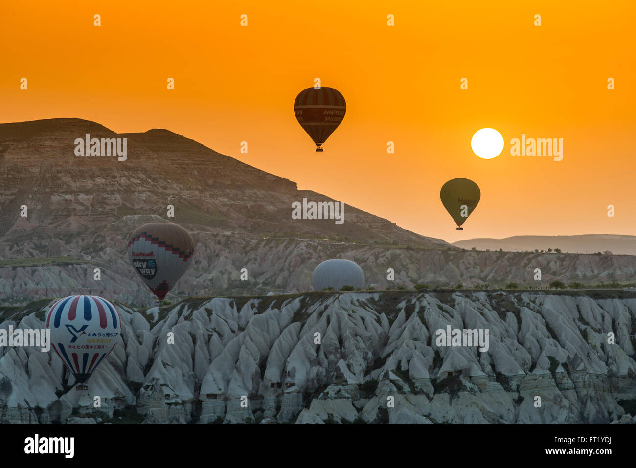 Sunrise paesaggio con i palloni ad aria calda, Goreme, Cappadocia, Turchia Foto Stock