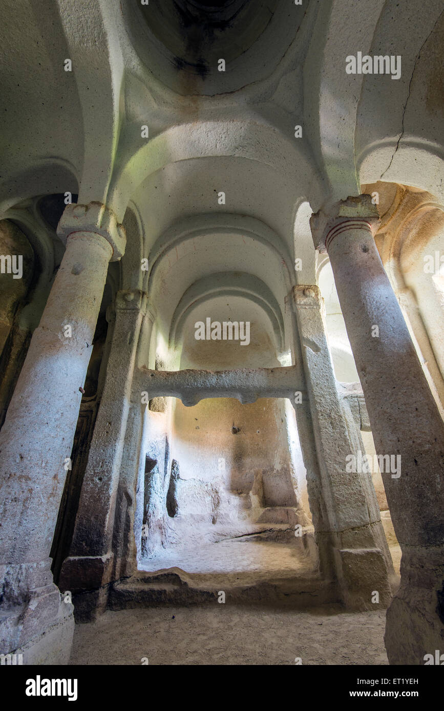 Vista interna di Kolonlu Kilise o colonnato Chiesa, valle delle rose, Cappadocia, Turchia Foto Stock