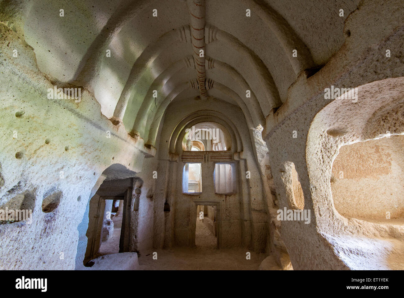 Vista interna di Kolonlu Kilise o colonnato Chiesa, valle delle rose, Cappadocia, Turchia Foto Stock