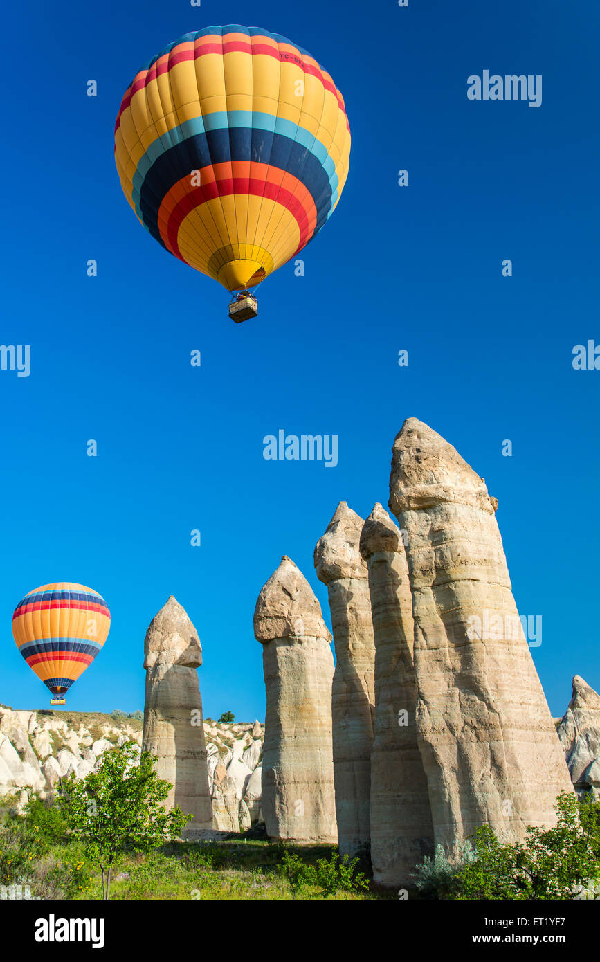 Scenic Camini di Fata paesaggio con i palloni ad aria calda, Goreme, Cappadocia, Turchia Foto Stock