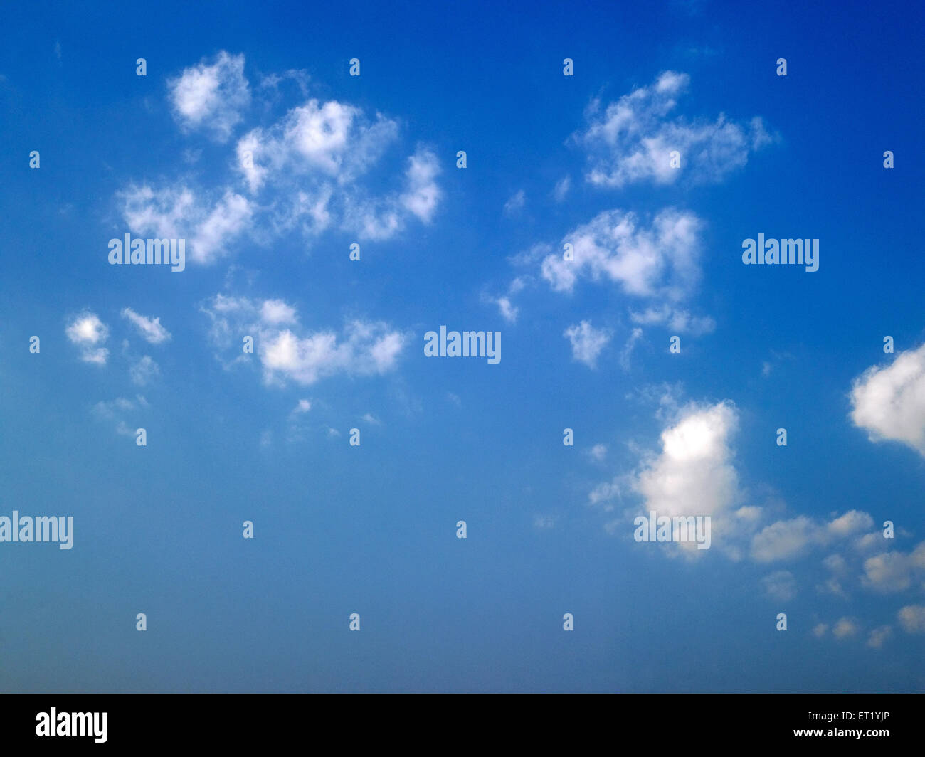 Nuvole bianche sul cielo blu Foto Stock
