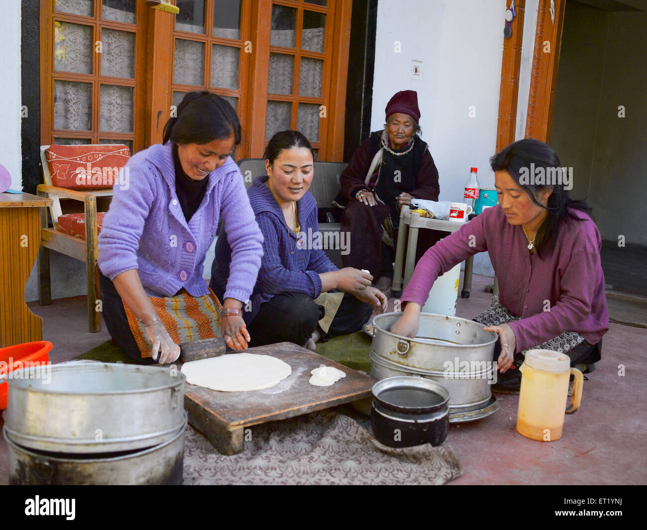 Facendo dei tibetani Momo ; Tingmosgang ; Ladakh ; Jammu e Kashmir ; India ; Asia NOMR Foto Stock