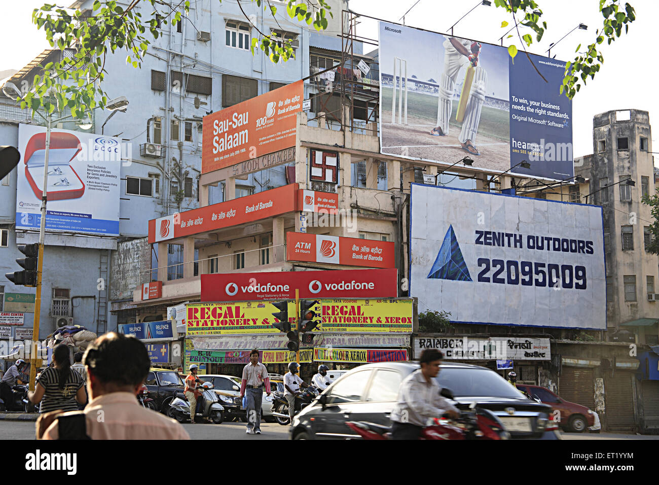 Spazi pubblicitari sui modi Camera edificio ; S .V. Patel road ; Charni Road ; Mumbai Bombay ; Maharashtra ; India Foto Stock