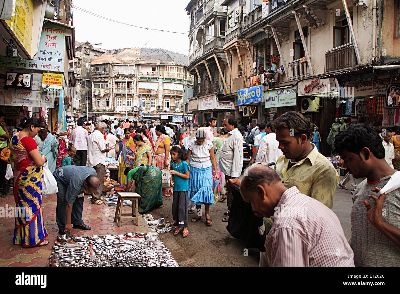 Vecchio edificio massa alloggiamento urbana ; kabutar khana ; Bhuleshwar ; Charni road ; Mumbai Bombay ; Maharashtra ; India Foto Stock