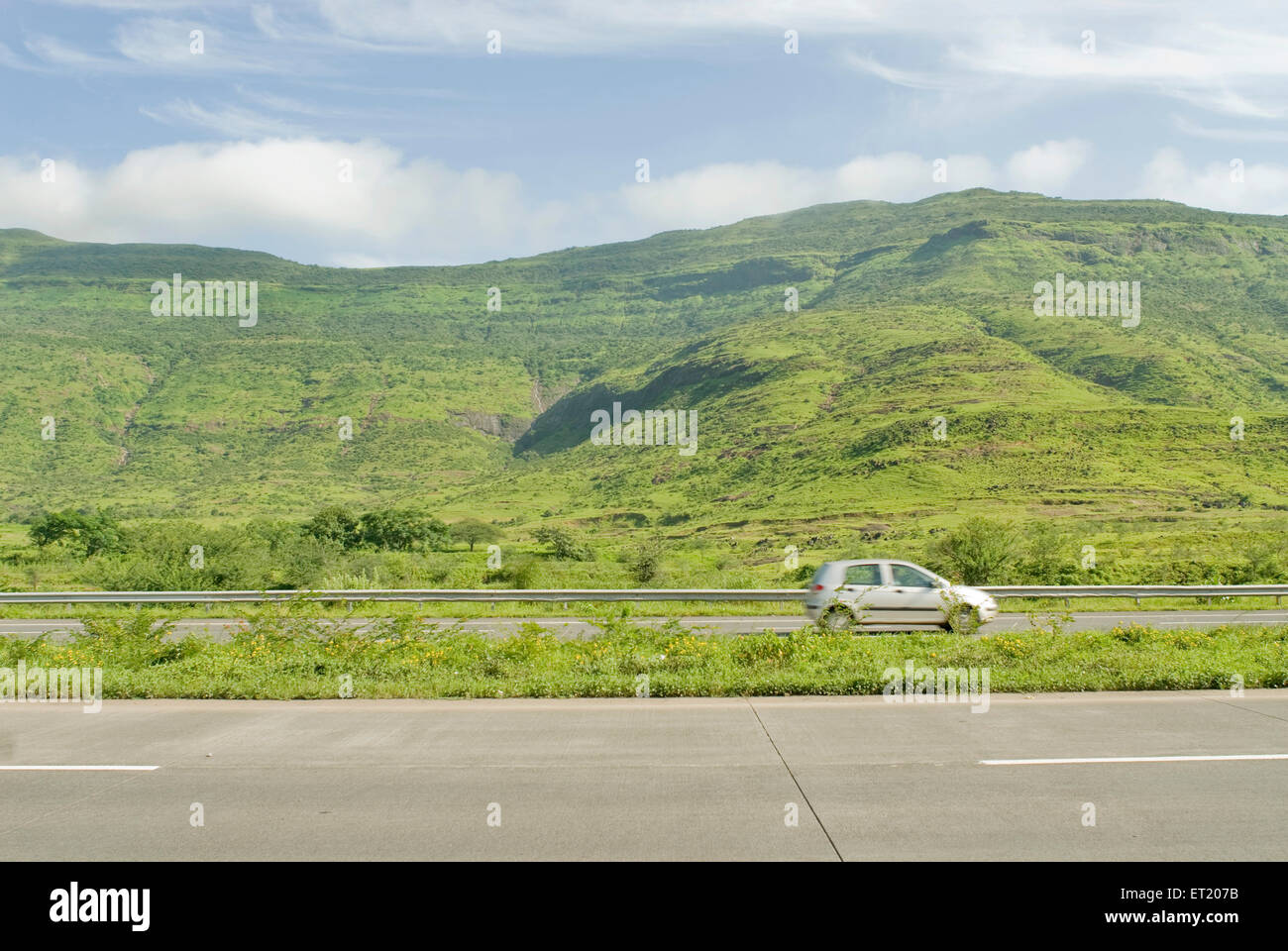 Auto zoom passato sul Mumbai Pune express way ; Maharashtra ; India Foto Stock