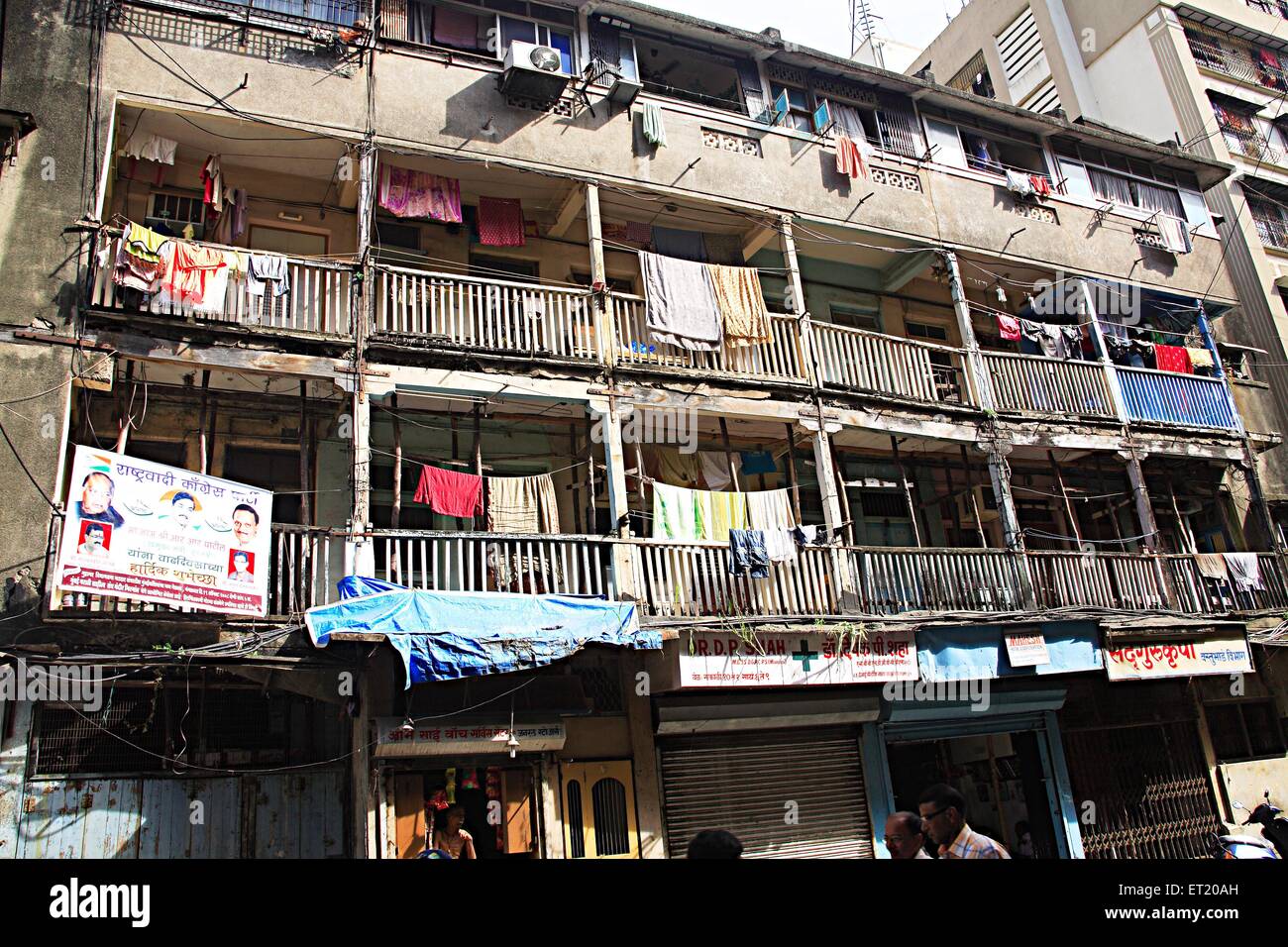 Old building ; Chawl ; Mugbhat Lane ; Girgaon ; Charni Road ; Bombay ; Mumbai ; Maharashtra ; India ; Asia ; Asiatico ; indiano Foto Stock