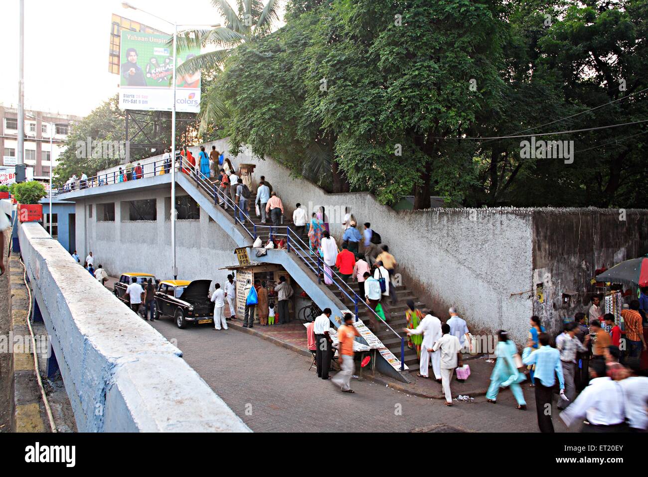 Pedonale ponte piedi ; Marine Lines ; Mumbai Bombay ; Maharashtra ; India Foto Stock