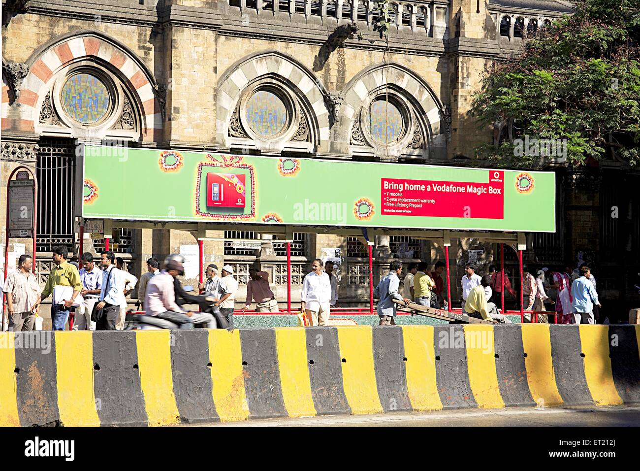 Hording pubblicità di Vodafone su Chatrapathi Shivaji Terminus miglior fermata bus ; il dottor Dadabhai Naoroji road ; Bombay Mumbai Foto Stock