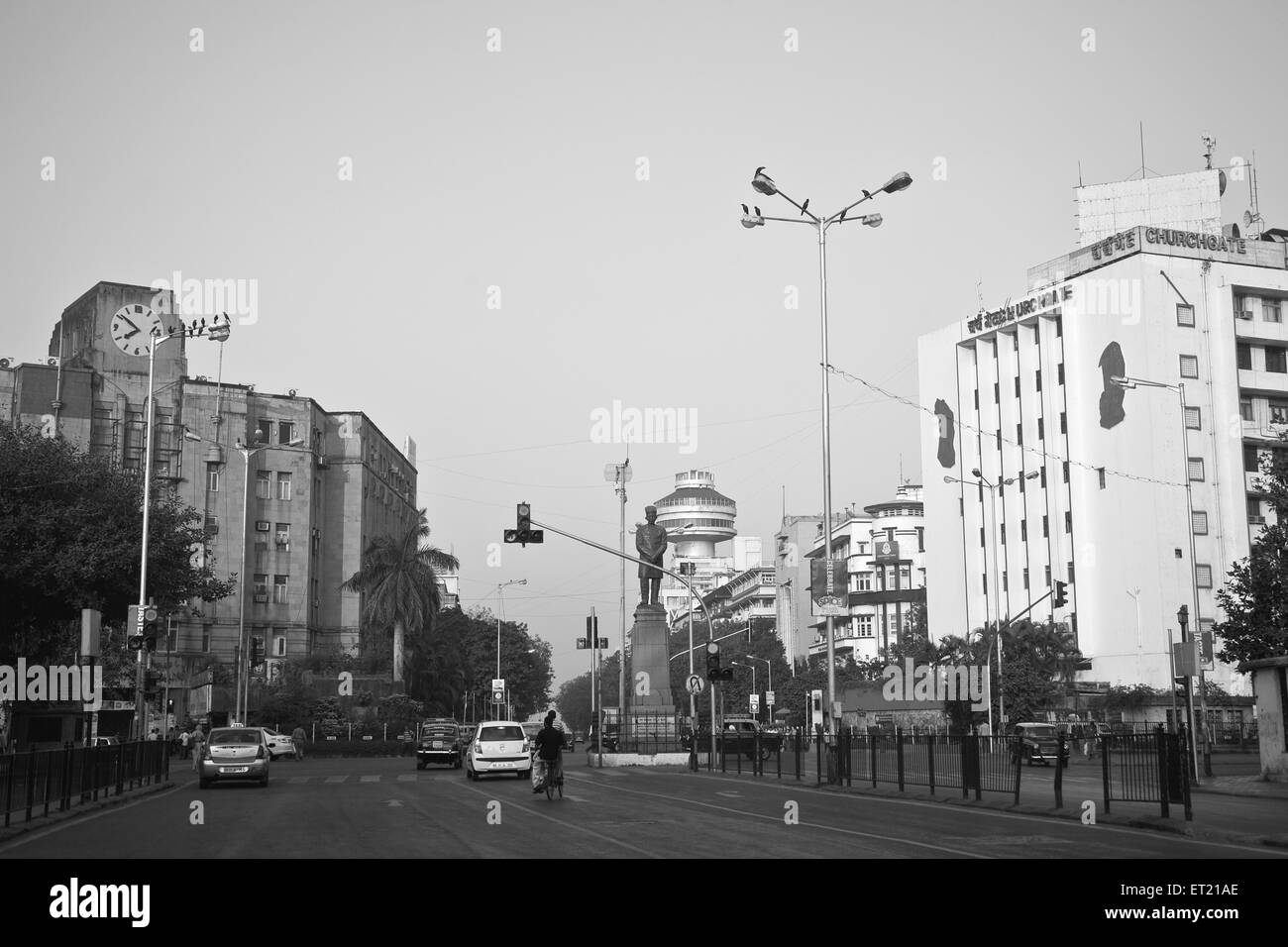 Asiatico edificio industriale e churchgate station ; Mumbai Bombay ; Maharashtra ; India 20 Dicembre 2009 Foto Stock