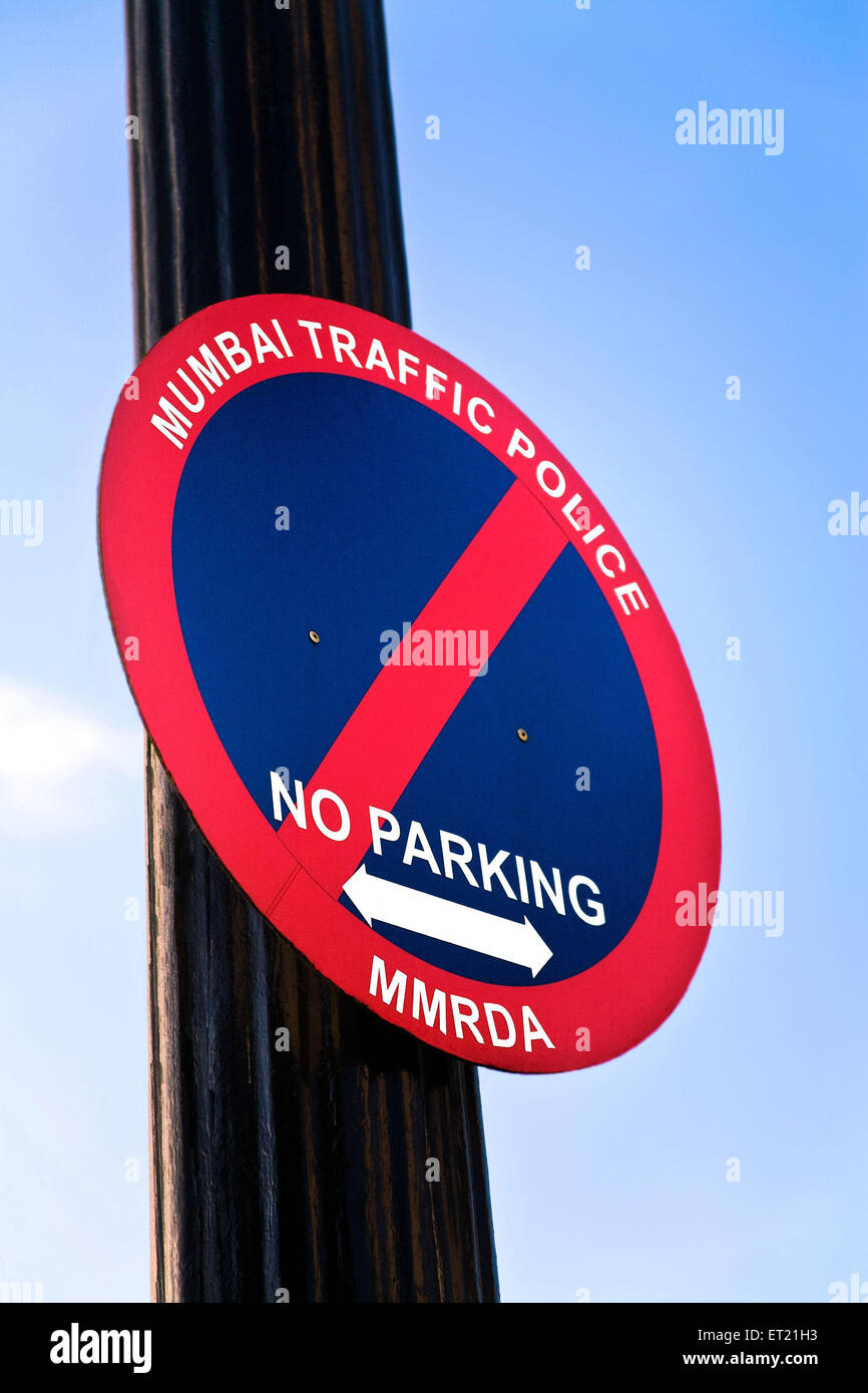 Nessun segnale di parcheggio, Mumbai Traffic Police, MMRDA, cartello con il simbolo, Bombay, Mumbai, Maharashtra, India, Asia, asiatico, Indiana Foto Stock